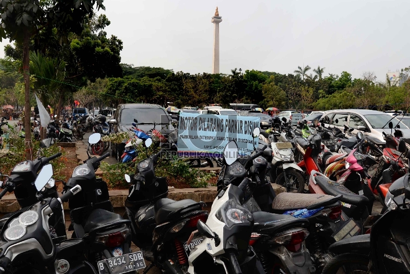 Area parkir Irti Monumen Nasional (Monas), Jakarta Pusat, Kamis (10/9). 