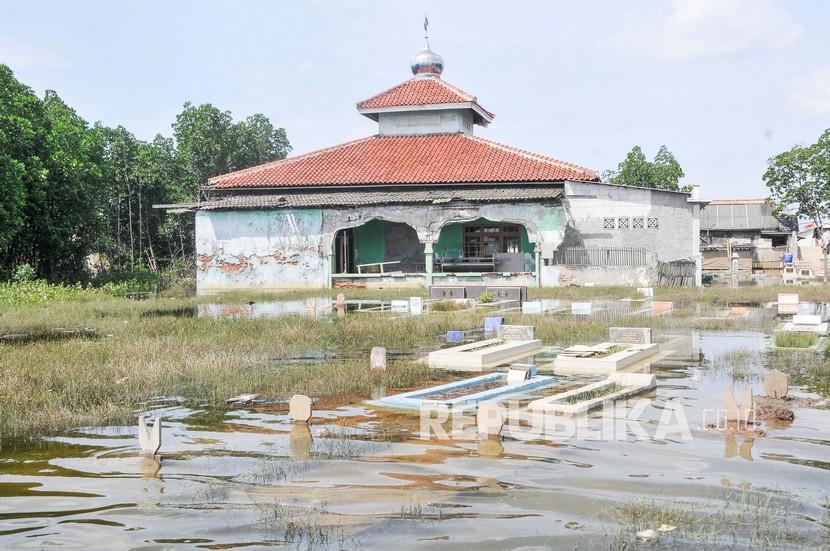 Area pemakaman terendam banjir rob di samping masjid Jami Al-Barkah, kampung Sembilangan, Tarumajaya, Kabupaten Bekasi, Jawa Barat, Rabu (18/11/2020). 
