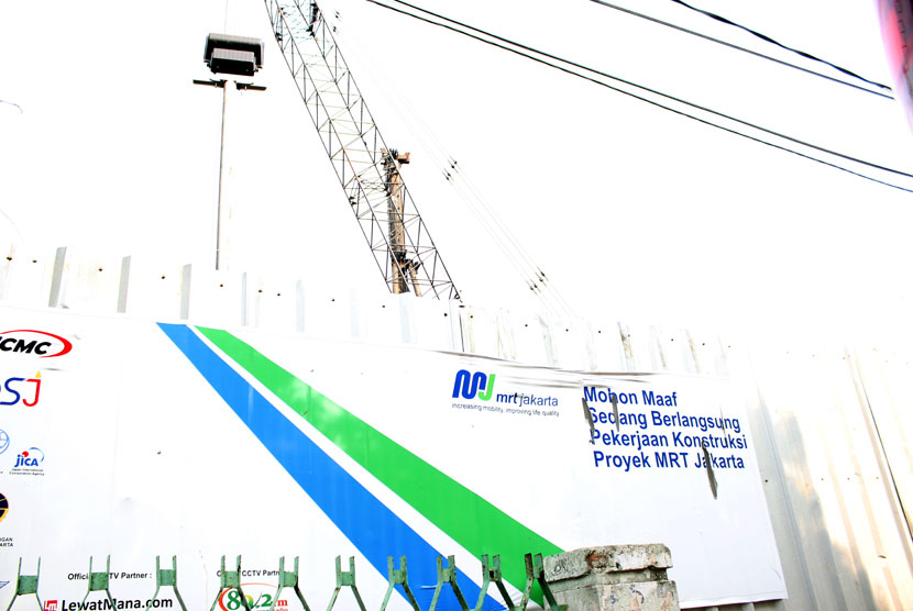    Area pembangunan proyek MRT yang ditutupi oleh seng di daerah Blok M Jakarta Selatan, Jumat (17/10).  (foto: MgROL30)