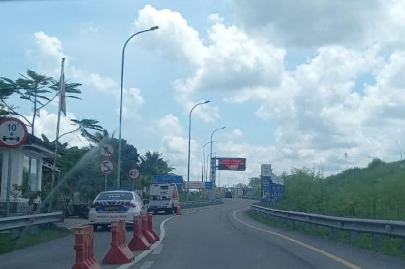 Area pintu masuk ke kawasan Jalan Tol-Bangkinang yang telah dilengkapi rambu-rambu peringatan untuk keselamatan berkendaraan. 