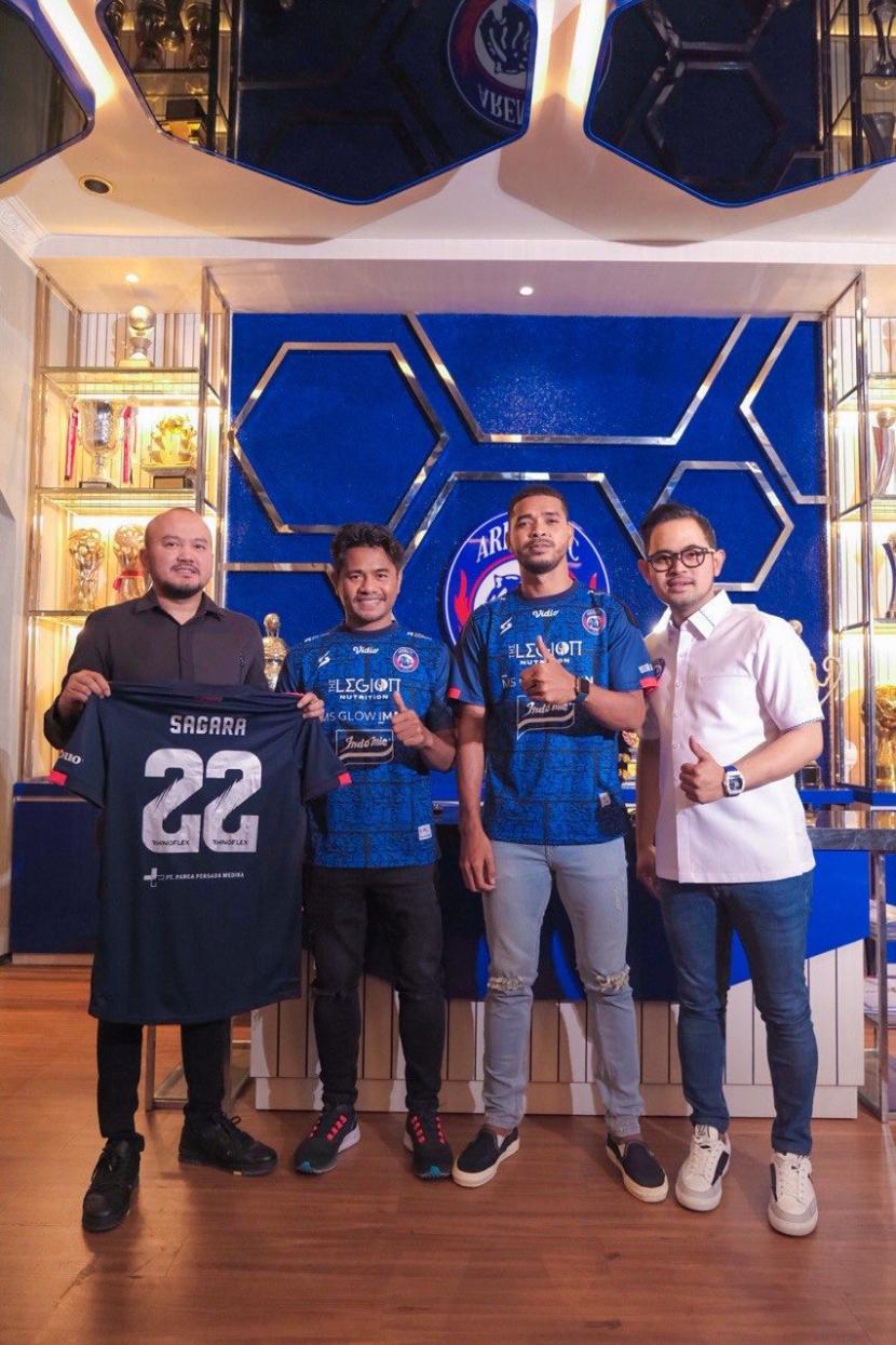 Arema FC kembali memperkenalkan tiga penggawa baru, Hanis Saghara, Hasyim Kipuw, dan Ilham Udin Armaiyn.