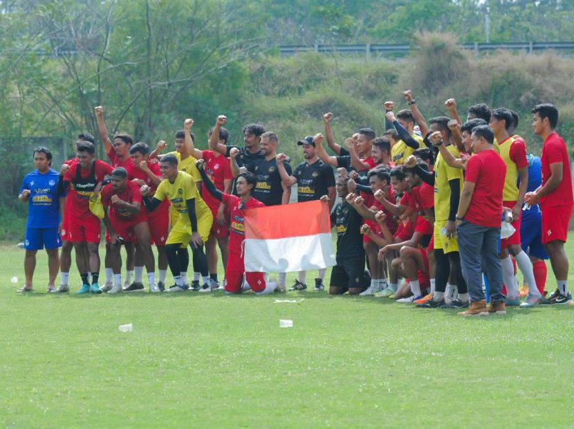 Arema FC memperingati Hari Kemerdekaan ke-77 RI di Lapangan Tirtomoyo pada Rabu (17/8/2022). 
