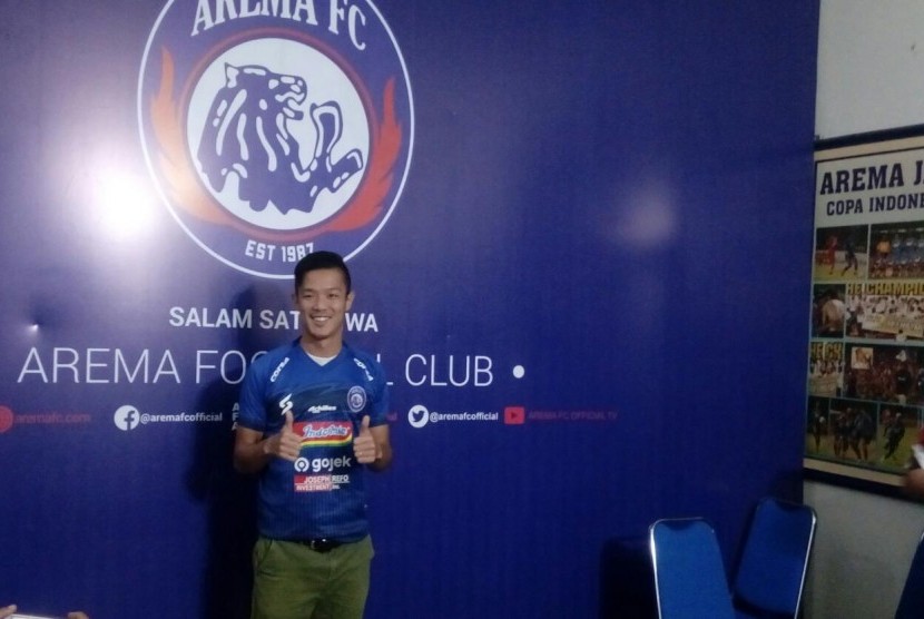 Arema FC mengenalkan satu pemain asing baru dari Jepang, Takafumi Akahoshi di Kantor Arema FC, Kota Malang, Selasa (27/8). 