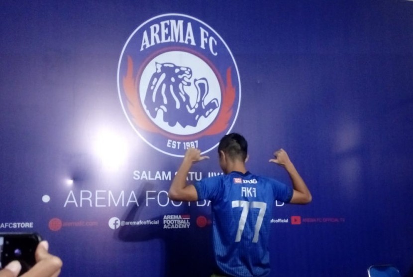 Arema FC mengenalkan satu pemain asing baru dari Jepang, Takafumi Akahoshi di Kantor Arema FC, Kota Malang, Selasa (27/8). 