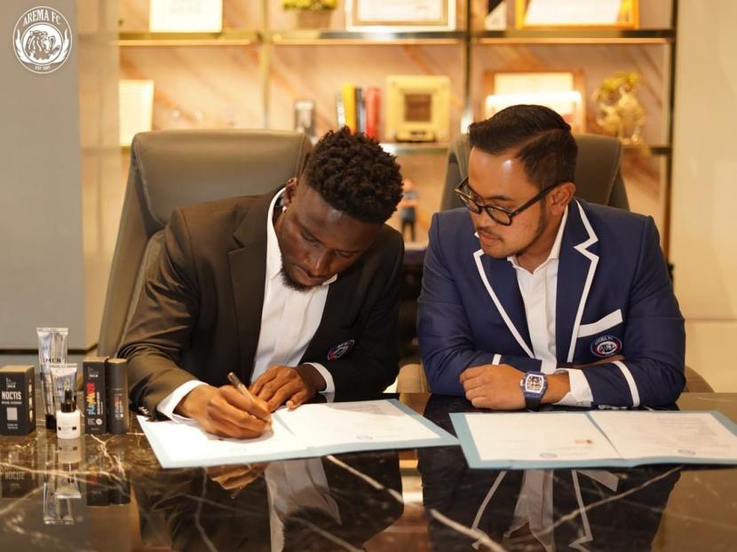 Arema FC mengumumkan striker asing barunya bernama Abel Camara (kiri). Pemain kelahiran Guinea-Bissau ini siap merumput bersama tim Arema pada musim 2022/2023.