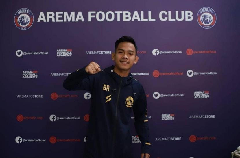 Arema FC resmi meminjamkan dua pemain mudanya Bramntio Ramadhan dan Iqbal Fais ke Deltras Sidoarjo pada Selasa (2/8/2022).