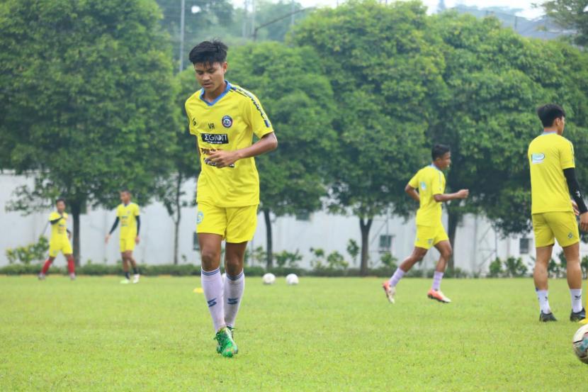 Arema FC resmi memperkenalkan pemain barunya bernama Genta Alparedo, Senin (20/12). 