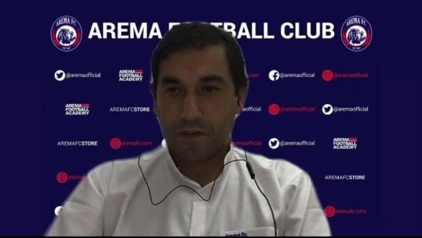 Arema FC resmi mengenalkan pelatih barunya dalam konferensi pers (konpers) secara daring, Kamis (20/5).