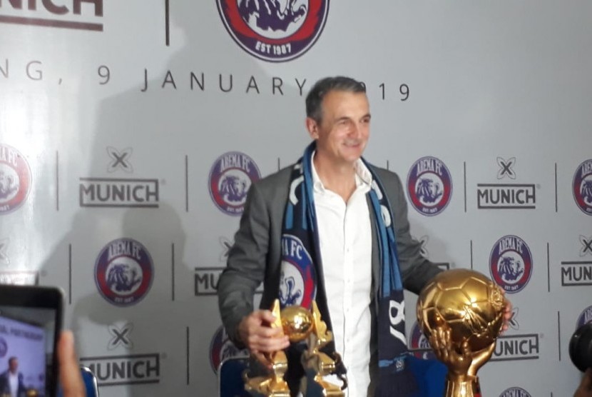 Arema FC resmi mengontrak pelatih asal Bosnia, Milomir Seslija sampai 10 Januari 2020 di Kantor Arema FC, Kota Malang, Rabu (9/1).