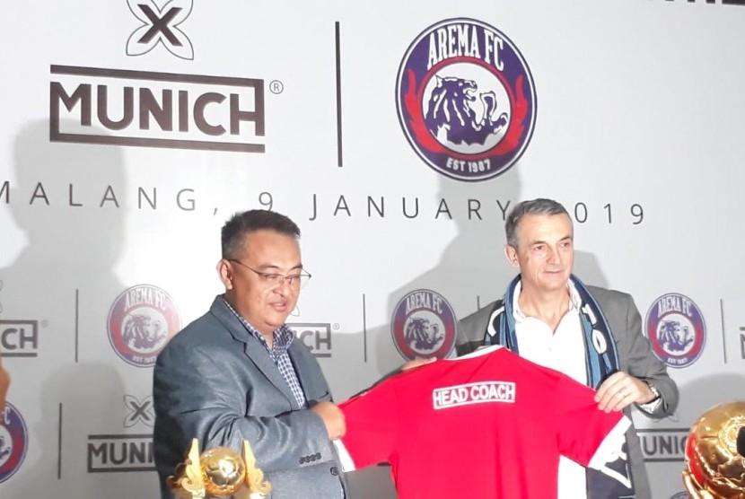 Arema FC resmi mengontrak pelatih asal Bosnia, Milomir Seslija sampai 10 Januari 2020 di Kantor Arema FC, Kota Malang, Rabu (9/1).