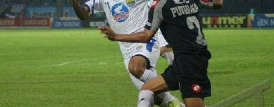 Arema Indonesia kalahkan Persib Bandung dengan skor 2-0.