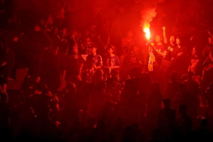 Aremania di laga Arema melawan DC United di Stadion Kanjuruhan, Malang, Ahad (8/12). 