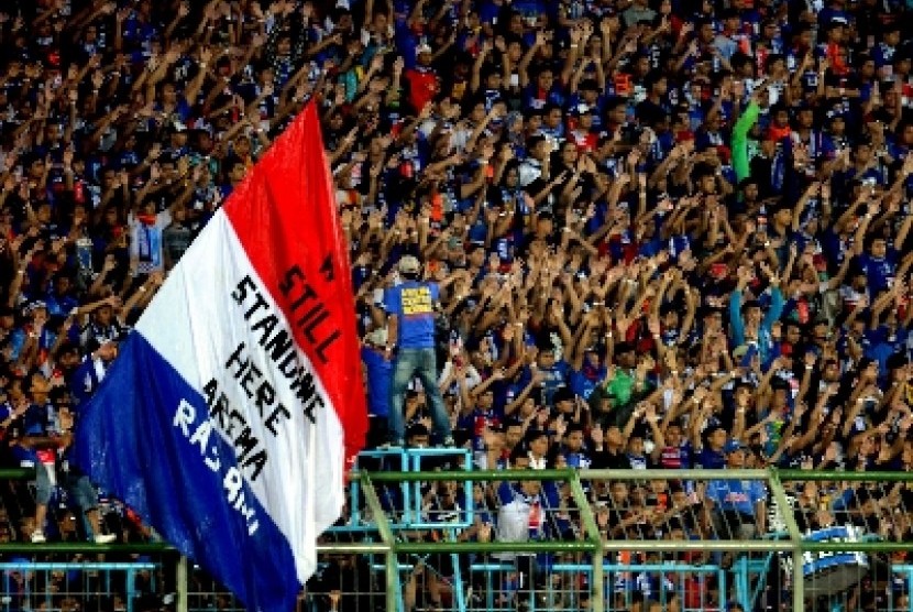 Aremania memadati stadion di Stadion Kanjuruhan, Malang, Ahad (8/12).