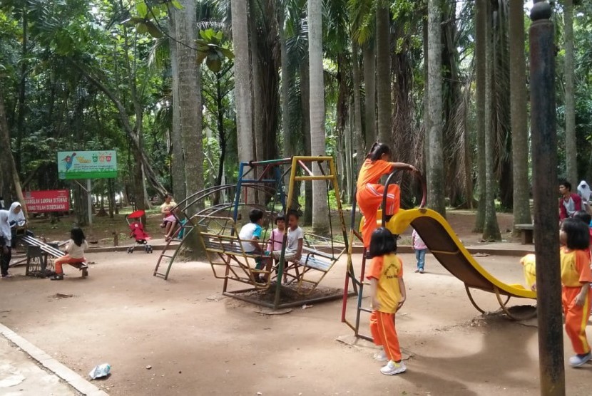 Arena bermain anak di Taman Kota