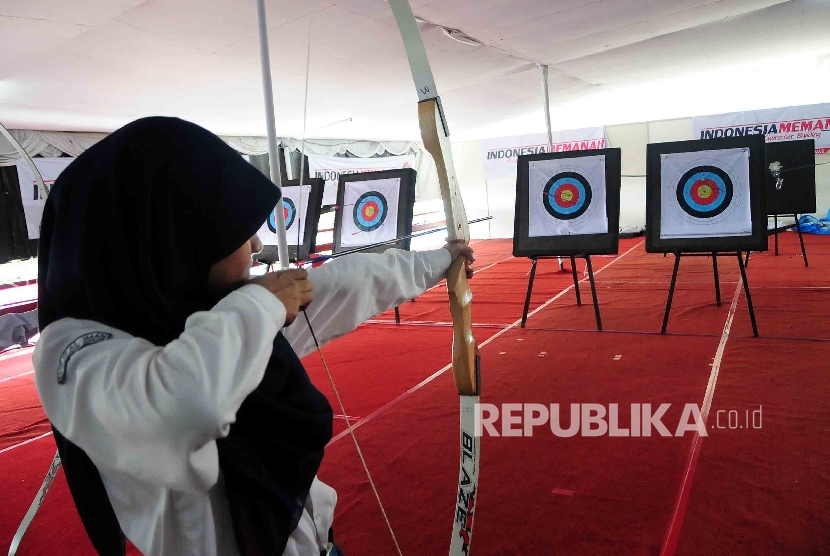 Arena Memanah Pengunjung mencoba memanah di ara khusus memanah dalam pameran Islamic Book Fair (IBF) di Istora Senayan Jakarta, Selasa (1/3).