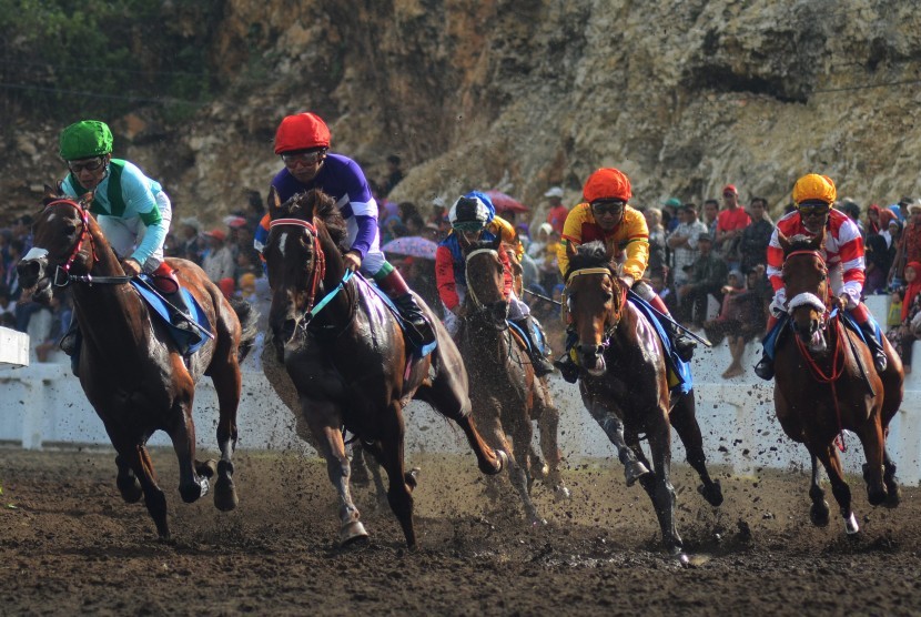 Lomba berkuda diperbolehkan menurut syariat Islam dengan beberapa syarat. Foto arena pacuan kuda (ilustrasi) 