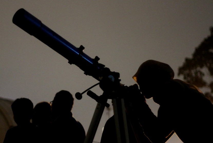 arga melihat Gerhana Bulan Parsial melalui teropong di Planetarium, Jakarta.