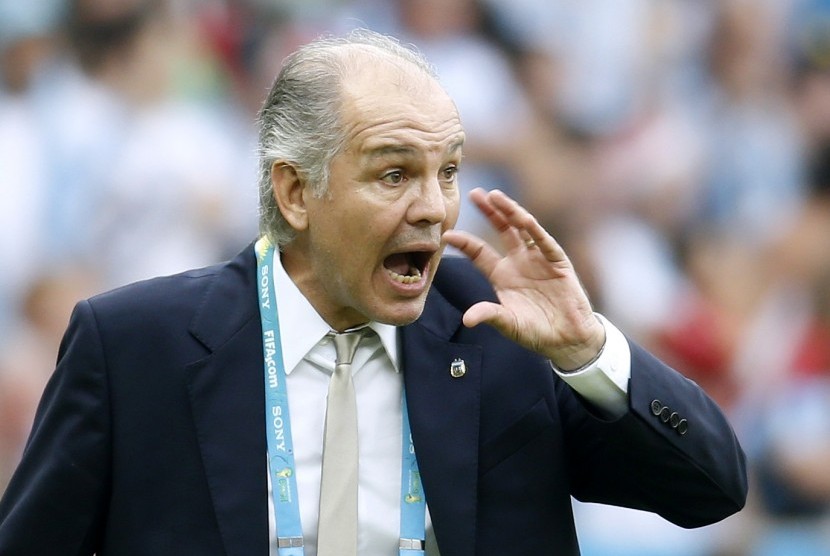 Argentina's coach Alejandro Sabella reacts during the 2014 World Cup Group F soccer match against Nigeria at the Beira Rio stadium in Porto Alegre June 25, 2014.