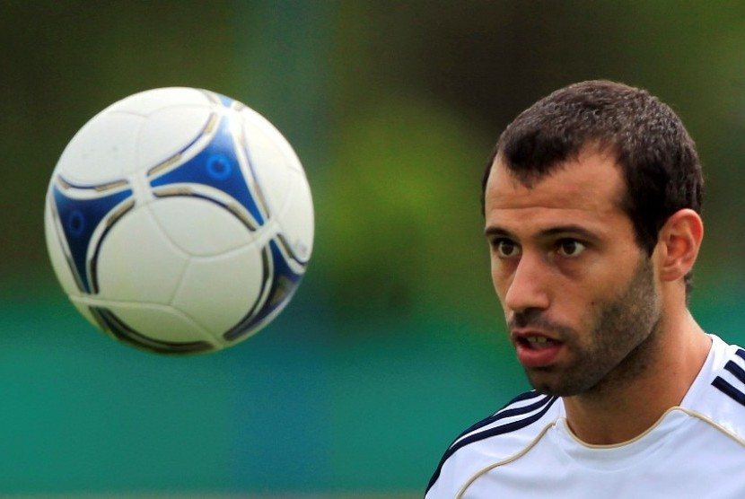 Argentina's Mascherano watches the ball during a training session ahead of their World Cup qualifying soccer match against Uruguay in Buenos Aires