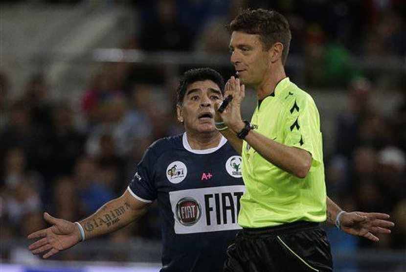 Argentine soccer legend Diego Armando Maradona argues with referee Gianluca Rocchi during an inter-religious soccer match for peace, at Rome's Olympic Stadium, Monday, Sept. 1, 2014. 