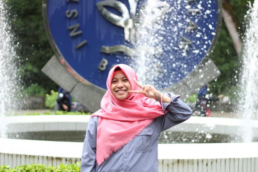 Ari Elisa Ratih, anak dari seorang Anak Buah Kapal (ABK) asal Rembang, Jawa Tengah, berhasil menjadi lulusan terbaik Fakultas Perikanan dan Ilmu Kelautan (FPIK) IPB University.
