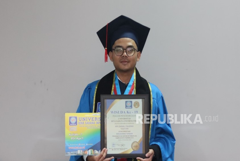Ari Zainal Fauziah, mahasiswa asal Tasikmalaya, menjadi salah satu wisudawan terbaik Universitas Bina Sarana Informatika (UBSI) kampus Tasikmalaya.