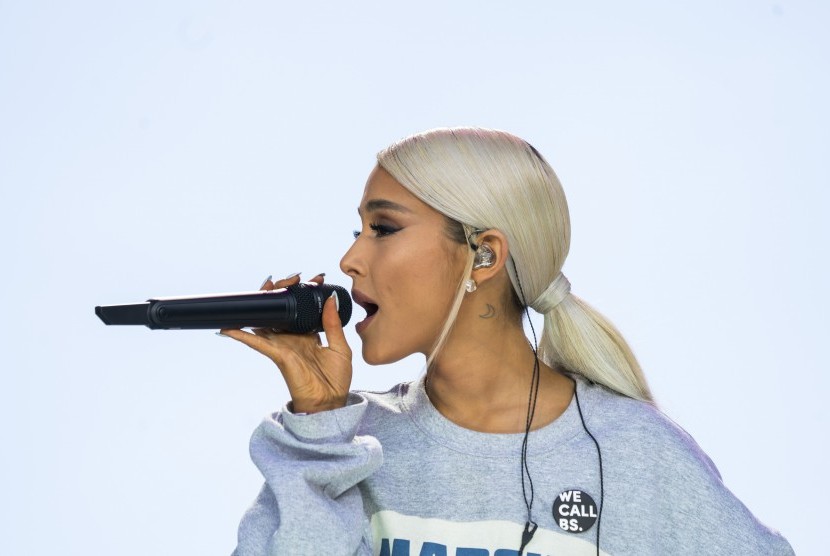 Penyanyi Ariana Grande. Ariana Grande mengungkapkan sedang mencari tanggal untuk tur album mini terbarunya Eternal Sunshine.