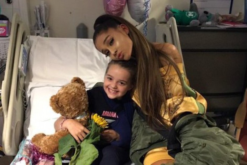 Ariana Grande datangi korban bom Manchester (Dok). Saudara kandung pelaku bom bunuh diri di konser Ariana Grande di Inggris pada 2017 dijatuhi hukuman penjara lebih dari setengah abad.