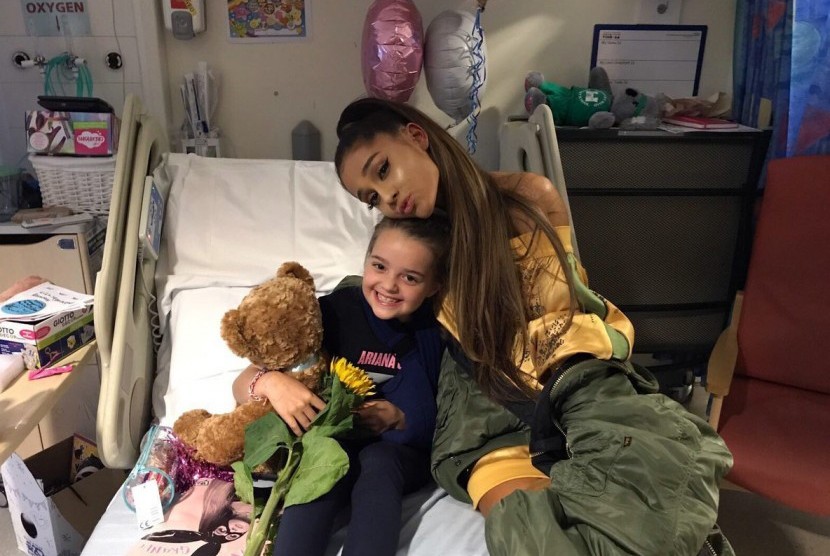 Ariana Grande memeluk salah satu korban ledakan di konsernya, Lily Harrison, yang dirawat di salah satu rumah sakit di Manchester, Inggris.