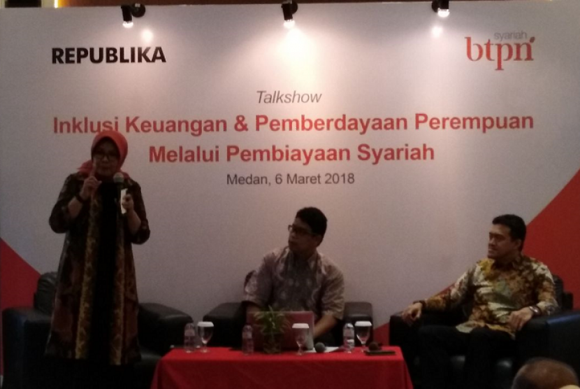 Arief Ismail Direktur BTPN Syariah dan Hendri Saparini pendiri dan Direktur Eksekutif CORE Indonesian, dengan moderator Elba Damhuri yang juga Redaktur Pelaksana Republika Online (ROL).