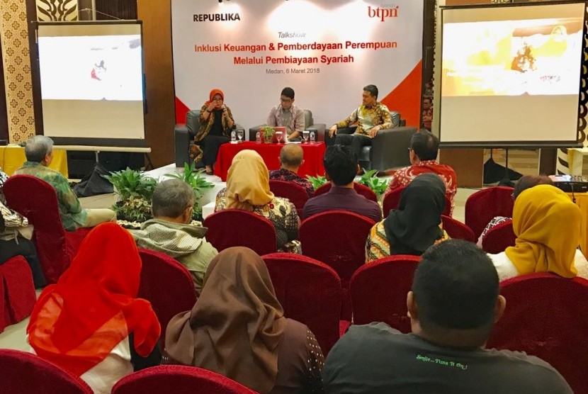 Arief Ismail Direktur BTPN Syariah dan Hendri Saparini pendiri dan Direktur Eksekutif CORE Indonesian, dengan moderator Elba Damhuri yang juga Redaktur Pelaksana Republika Online (ROL).
