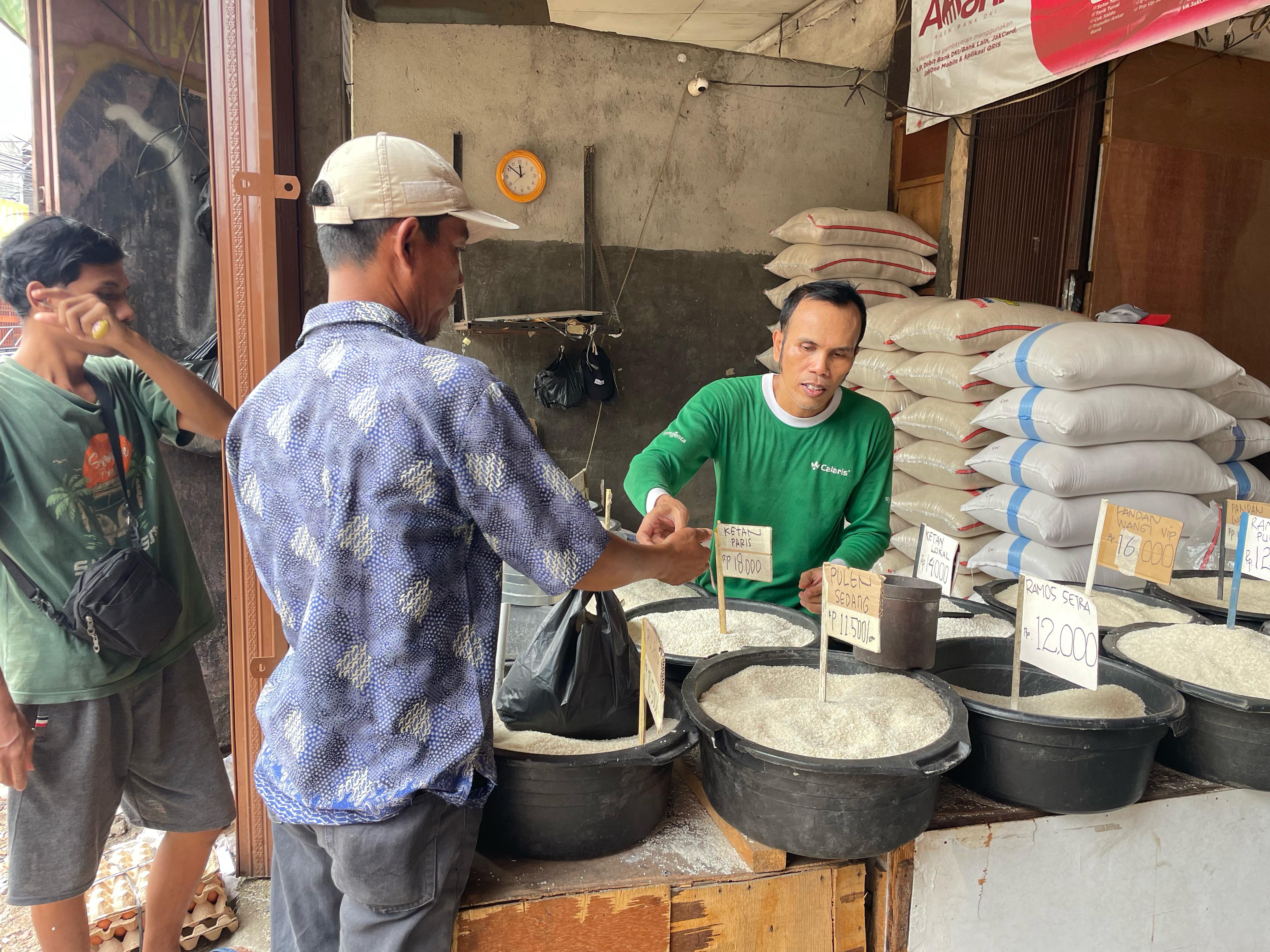 Arief, penjual beras di Toko Beras Cirebon, Pasar Bukit Duri, Tebet, Jakarta, Senin (14/7/2025).