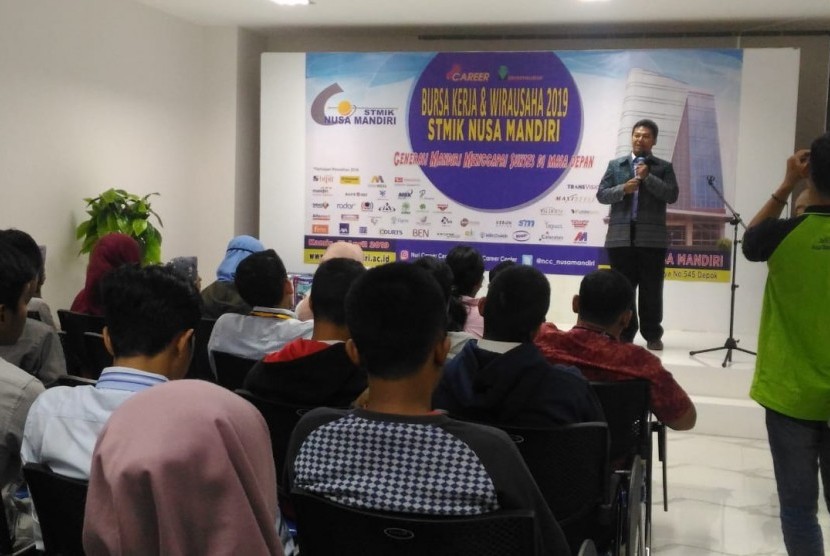 Arif Hidayat, wakil Ketua Bidang Non Akademik STMIK Nusa Mandiri saat menyampaikan sambutannya di acara bursa kerja dan wirausaha 2019.