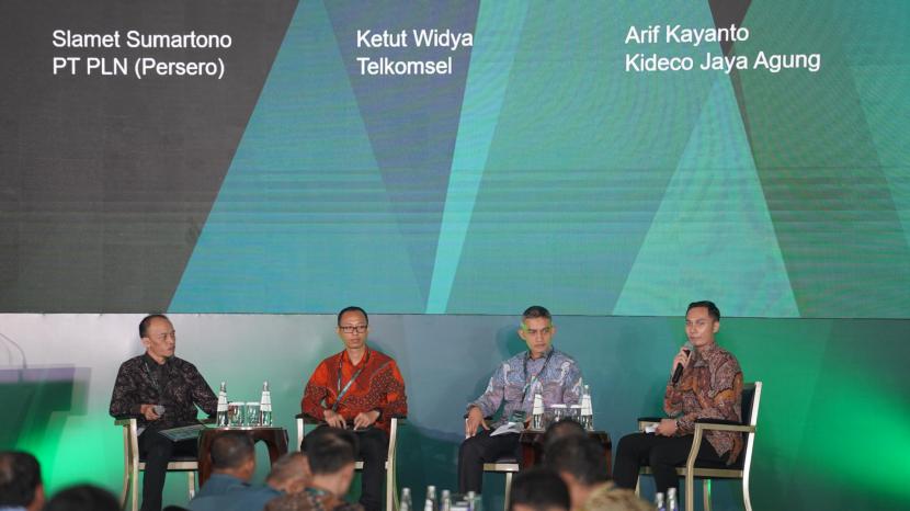 Arif Kayanto (kedua dari kanan) dalam sesi talk show dan diskusi inovasi Geospatial Information System di perusahaan Kideco