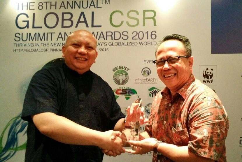 Arif Mujahidin, Head of Corporate Affairs Sarihusada (kanan) menerima penghargaan di ajang Global CSR Awards 2016