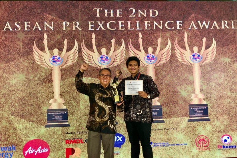 Arif Mujahidin (kiri) selaku Corporate Affairs Director Danone Indonesia mewakili Danone Indonesia saat pemberian pernghargaan Best Public Relations (PR) Campaign, Gold Category dalam ajang PR Excellent Award 2019 di Kuching, Malaysia pada Selasa (29/4) lalu.