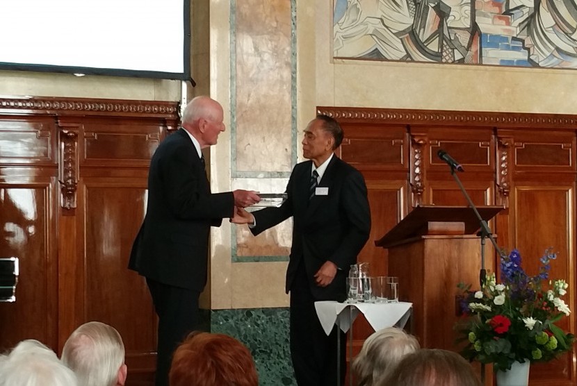 Arifin Siregar saat menerima penghargaan Linggarjati di Belanda