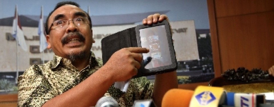 Arifinto menunjukan Tablet PC yang digunakannya untuk membuka video porno dalam sidang DPT, dalam jumpa pers di gedung DPR, Jumat (8/4). 