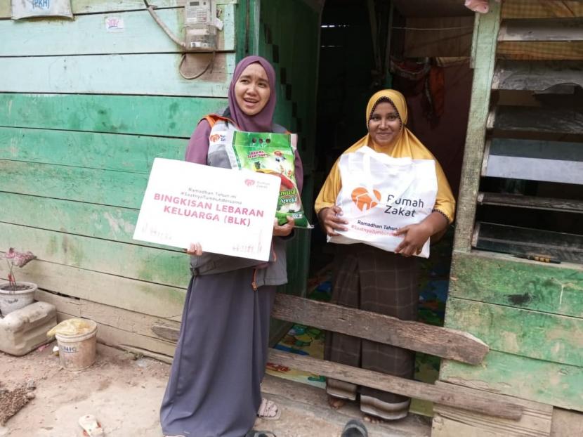 Arini Relawan Inspirasi Rumah Zakat turun langsung ke rumah-rumah untuk membagikan paket Bingkisan Lebaran Keluarga (BLK). 