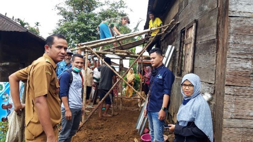 Keluarga Penerima Manfaat Program Keluarga Harapan (KPM PKH) bersama-sama dengan pendamping PKH dan dinas sosial kabupaten Pasaman bergotong royong untuk mewujudkan kesetiakawanan sosial di Kecamatan Duo Koto, Pasaman.