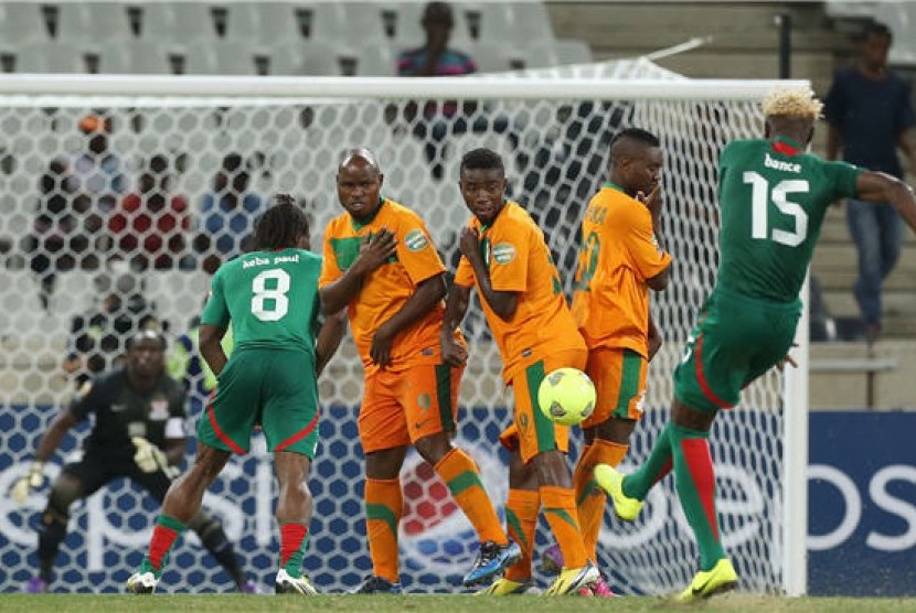Aristide Bance (kanan), pemain timnas Burkina Faso, melepaskan tendangan bebas saat menghadapi juara bertahan Zambia di laga terakhir Grup C Piala Afrika 2013 di Stadion Mbombela, Nelspruit, Afrika Selatan, Selasa (29/1). 