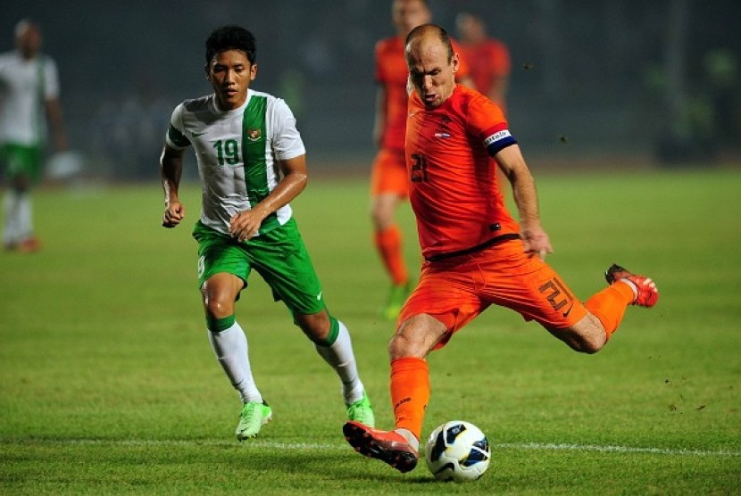 Arjen Robben (21), saling berebut bola saat laga persahabatan Indonesia vs Belanda di Stadion Gelora Bung Karno, Senayan, Jakarta, Jumat (7/6). 