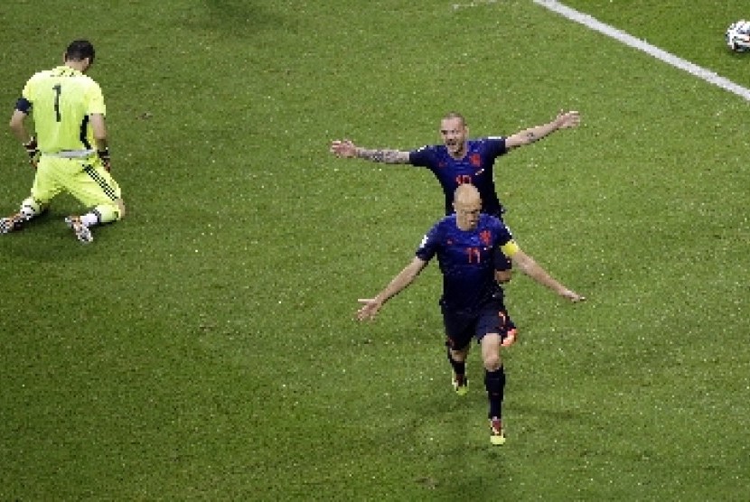 Arjen Robben dan Wesley Sneijder merayakan gol ketika Belanda mengalahkan Spanyol, 5-1.