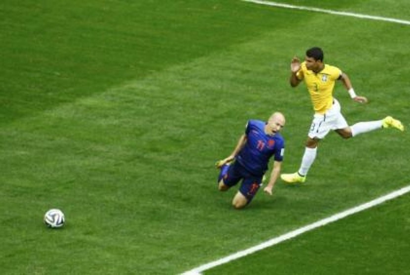Arjen Robben dijatuhkan Kapten Brasil, Thiago Silva.