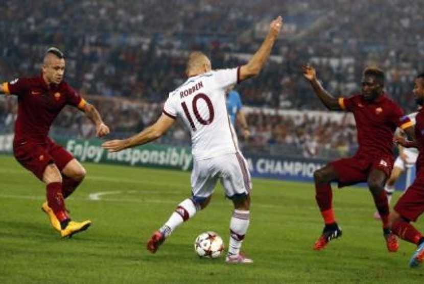 Arjen Robben melepaskan tembakan yang berbuah ke gawang AS Roma dalam lanjutan Liga Champions di Stadion Olimpico, Roma, Rabu (22/10).