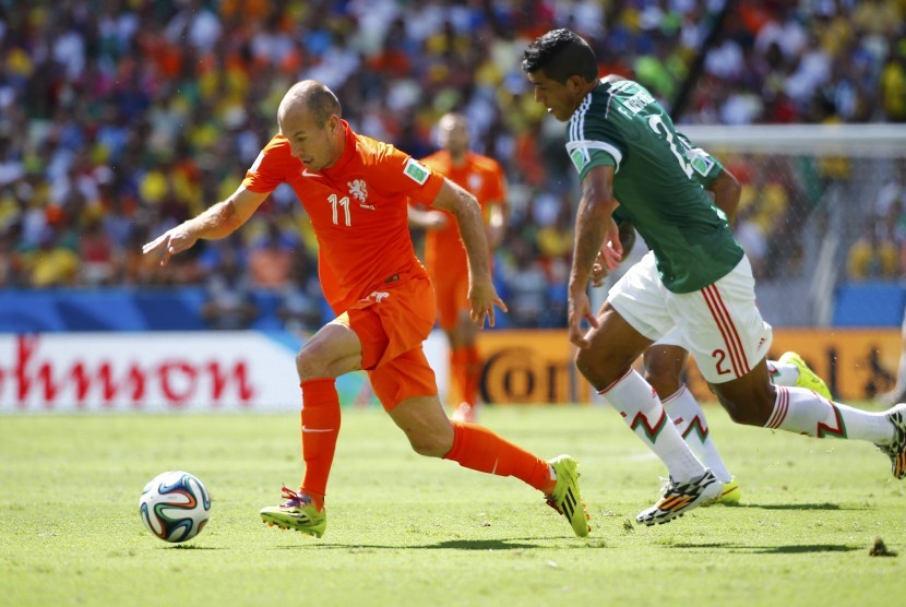 Arjen Robben of the Netherlands (L) fights for the ball with Mexico's Francisco Rodriguez during their 2014 World Cup round of 16 game at the Castelao arena in Fortaleza June 29, 2014