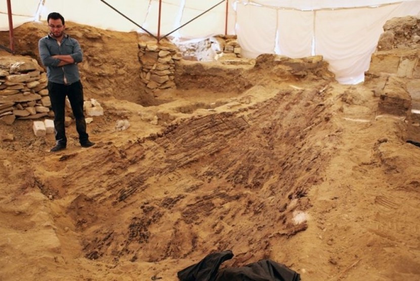  Arkeolog Ceko menemukan sebuah kapal kuno yang digunakan untuk pemakaman dekat piramida Abusir di selatan Kairo.
