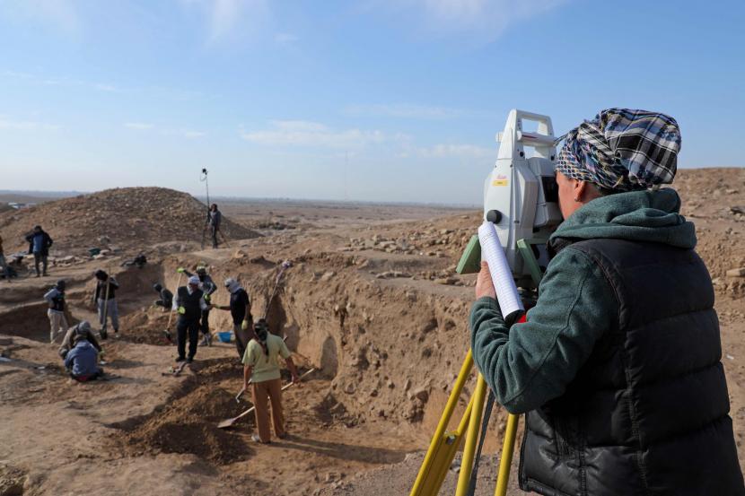 Arkeolog dan pekerja menggali situs kota kuno Sumeria, Girsu di Dhi Qar, Irak, 14 November 2021.  Ilmuwan Temukan Istana Kota Kuno Sumeria Berusia 4.500 Tahun