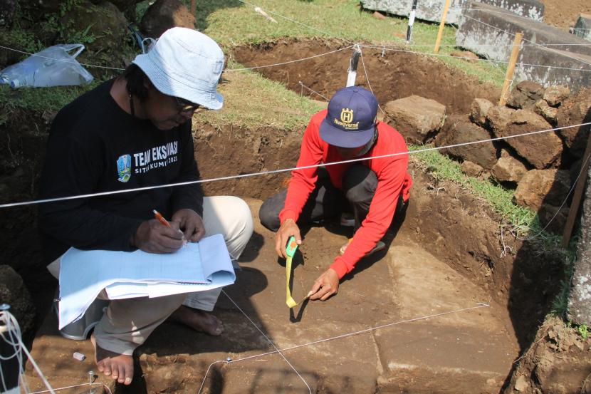 Arkeolog dari Balai Pelestarian Cagar Budaya (BPCB) Trowulan melakukan ekskavasi Situs Arca Dwarapala di Singosari, Malang, Jawa Timur, Jumat (1/7/2022). Ekskavasi dilakukan selama 10 hari untuk memetakan konstruksi bangunan yang ada di bawah tanah serta mengetahui posisi asal dari Arca Dwarapala. 