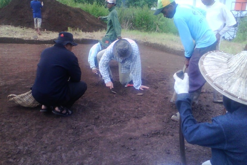 Arkeolog dari Jerman menemukan artefak berbentuk pecahan keramik dan gerabah di Sumatra Barat.